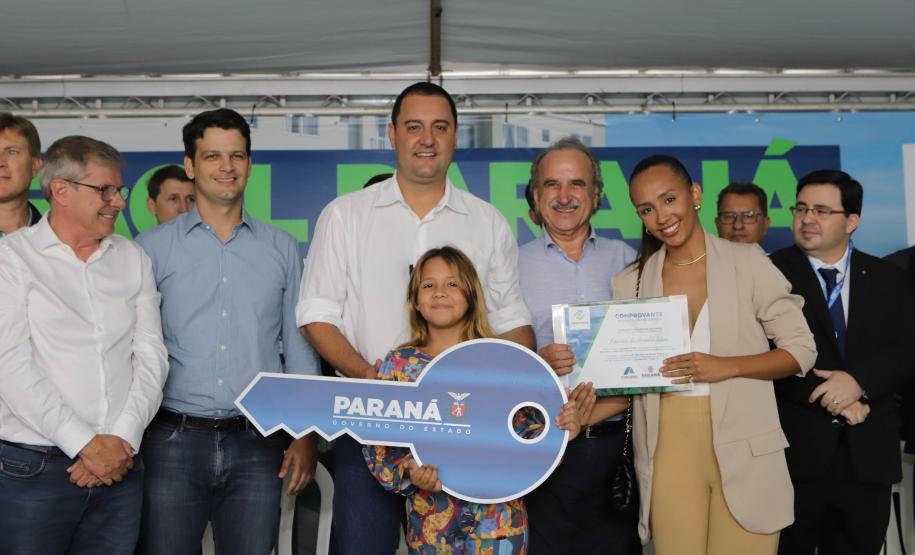 Governador entrega 200 moradias e títulos de propriedade a famílias de Cascavel