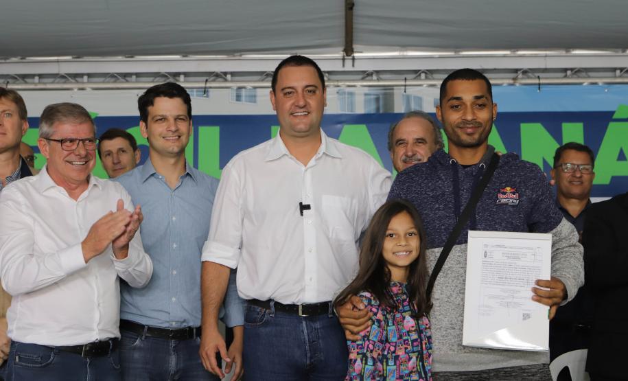 Governador entrega 200 moradias e títulos de propriedade a famílias de Cascavel