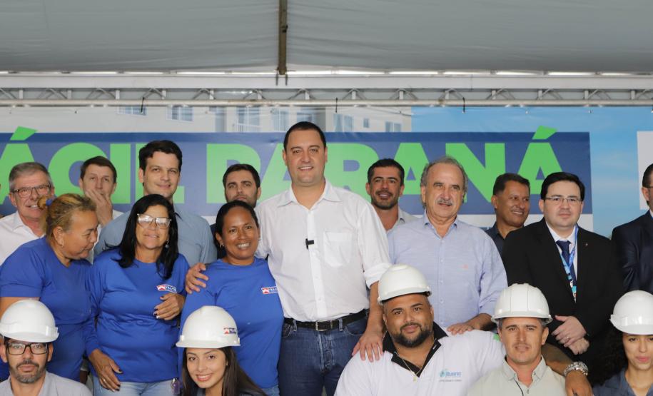 Governador entrega 200 moradias e títulos de propriedade a famílias de Cascavel