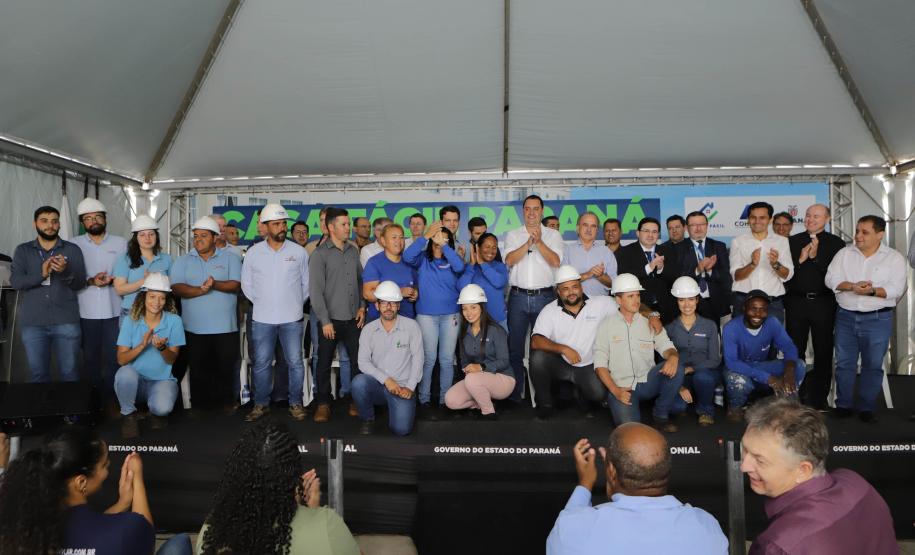 Governador entrega 200 moradias e títulos de propriedade a famílias de Cascavel