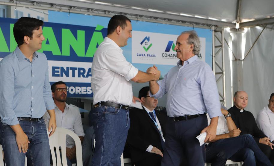 Governador entrega 200 moradias e títulos de propriedade a famílias de Cascavel