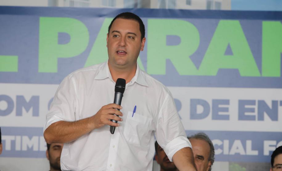 Governador entrega 200 moradias e títulos de propriedade a famílias de Cascavel