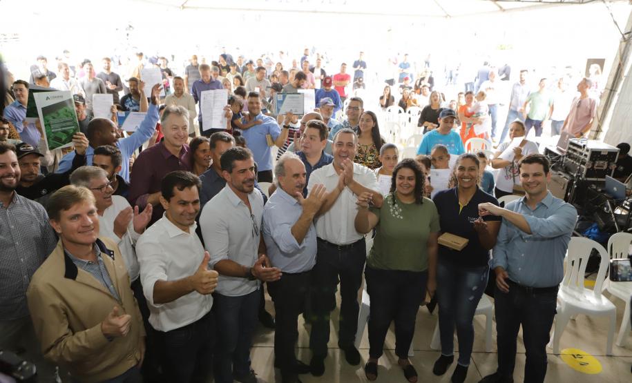 Governador entrega 200 moradias e títulos de propriedade a famílias de Cascavel