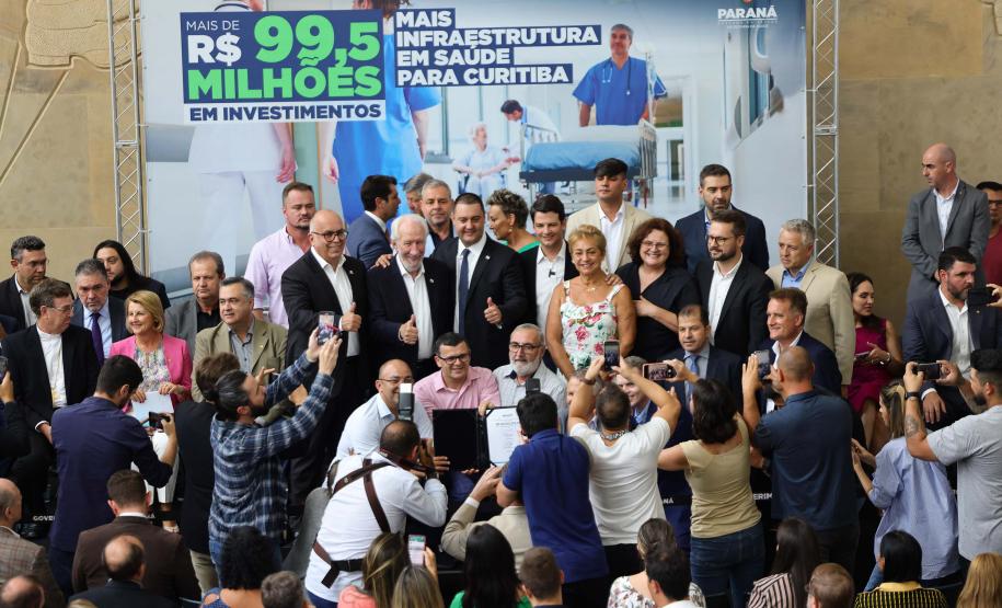 Governador formaliza investimento de R$ 99 milhões para a saúde pública de Curitiba
