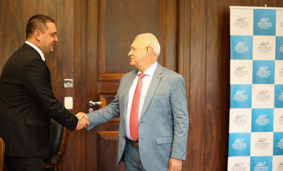 Na abertura dos trabalhos, governador entrega balanço de 2022 à Assembleia