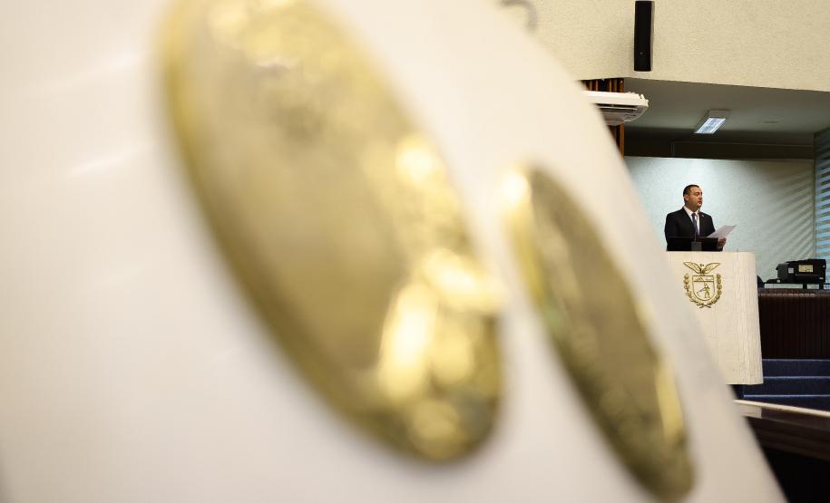 Na abertura dos trabalhos, governador entrega balanço de 2022 à Assembleia