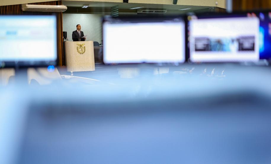 Na abertura dos trabalhos, governador entrega balanço de 2022 à Assembleia