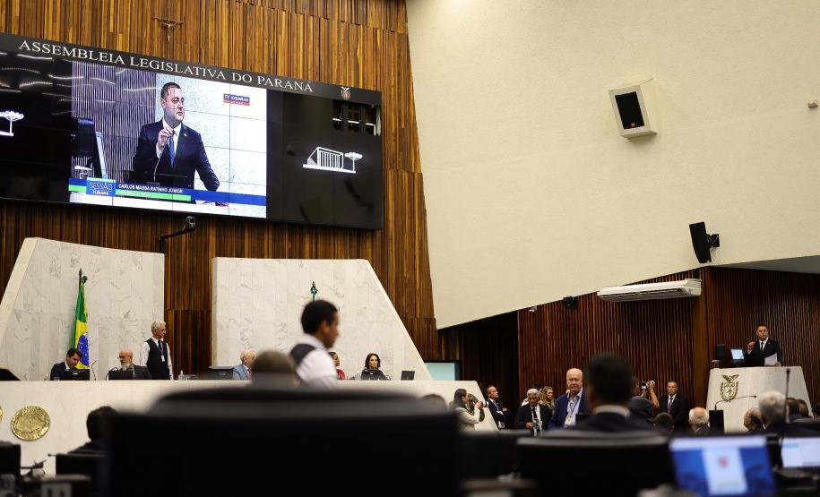 Na abertura dos trabalhos, governador entrega balanço de 2022 à Assembleia