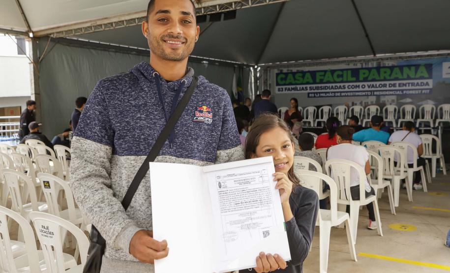Governador entrega 200 moradias e títulos de propriedade a famílias de Cascavel