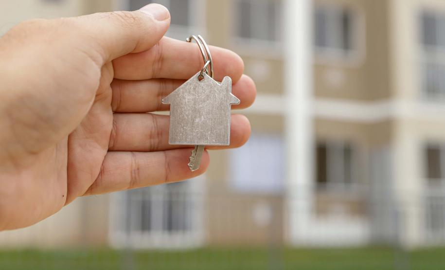 Governador entrega 200 moradias e títulos de propriedade a famílias de Cascavel