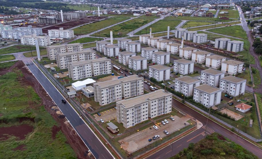 Governador entrega 200 moradias e títulos de propriedade a famílias de Cascavel