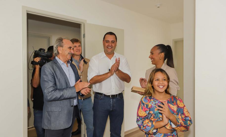 Governador entrega 200 moradias e títulos de propriedade a famílias de Cascavel