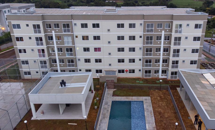 Governador entrega 200 moradias e títulos de propriedade a famílias de Cascavel