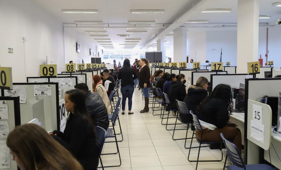 Agências do Trabalhador ofertam 11,7 mil vagas com carteira assinada no Paraná