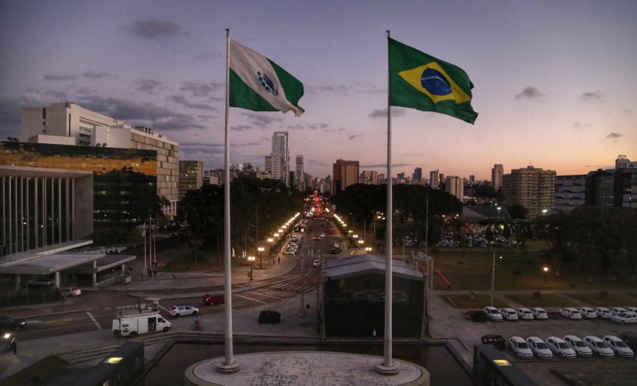 Estado repassa mais de R$ 950 milhões aos municípios paranaenses em fevereiro - Curitiba. Centro Cívico.