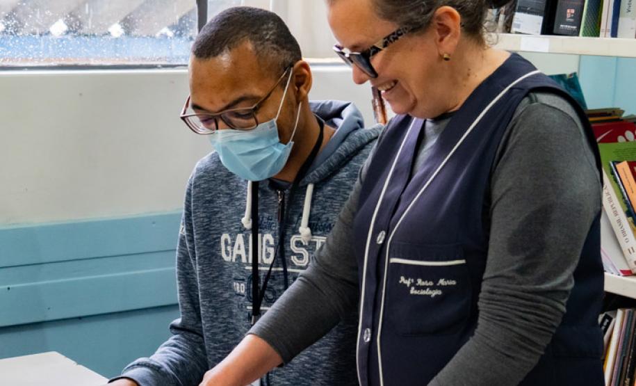 Professora da rede usa paixão pelo censo para ensinar cidadania aos alunos de bairro de Curitiba