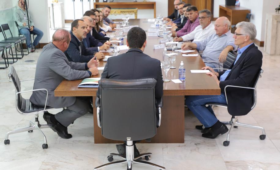 Governador recebe nova diretoria do Sindiavipar e reforça apoio do Estado ao setor