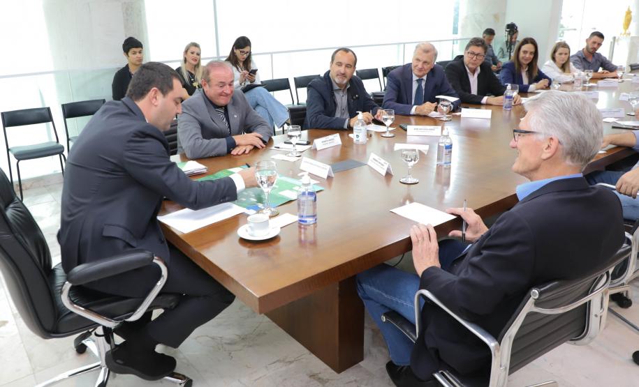 Governador recebe nova diretoria do Sindiavipar e reforça apoio do Estado ao setor