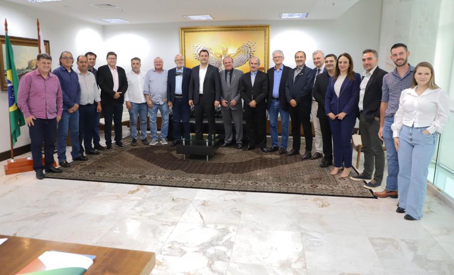 Governador recebe nova diretoria do Sindiavipar e reforça apoio do Estado ao setor