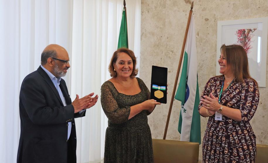 Referência em contas públicas, servidora paranaense recebe medalha de mérito