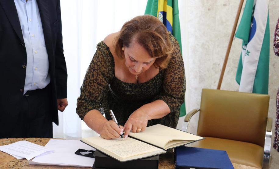 Referência em contas públicas, servidora paranaense recebe medalha de mérito