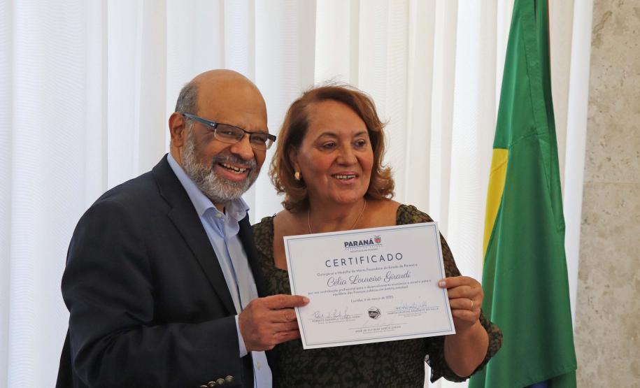 Referência em contas públicas, servidora paranaense recebe medalha de mérito