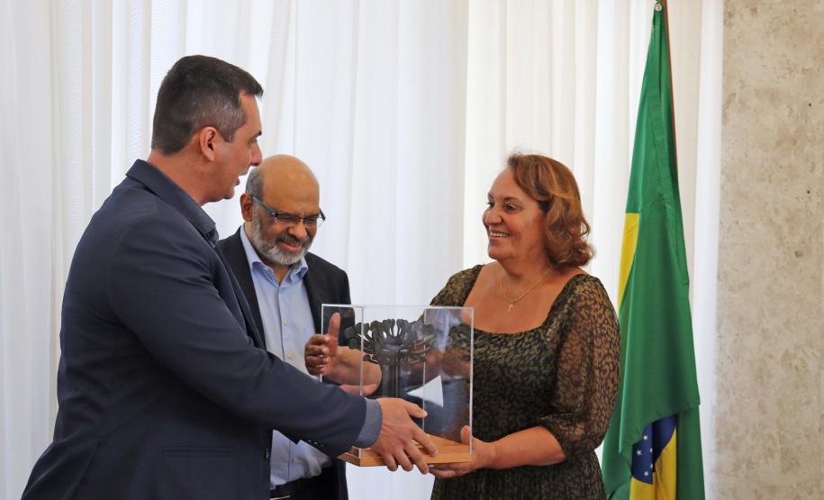 Referência em contas públicas, servidora paranaense recebe medalha de mérito