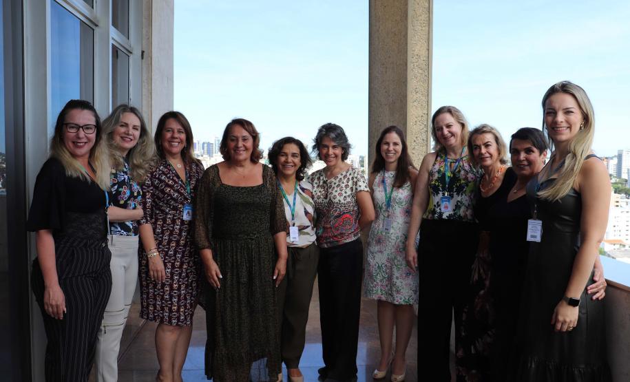 Referência em contas públicas, servidora paranaense recebe medalha de mérito