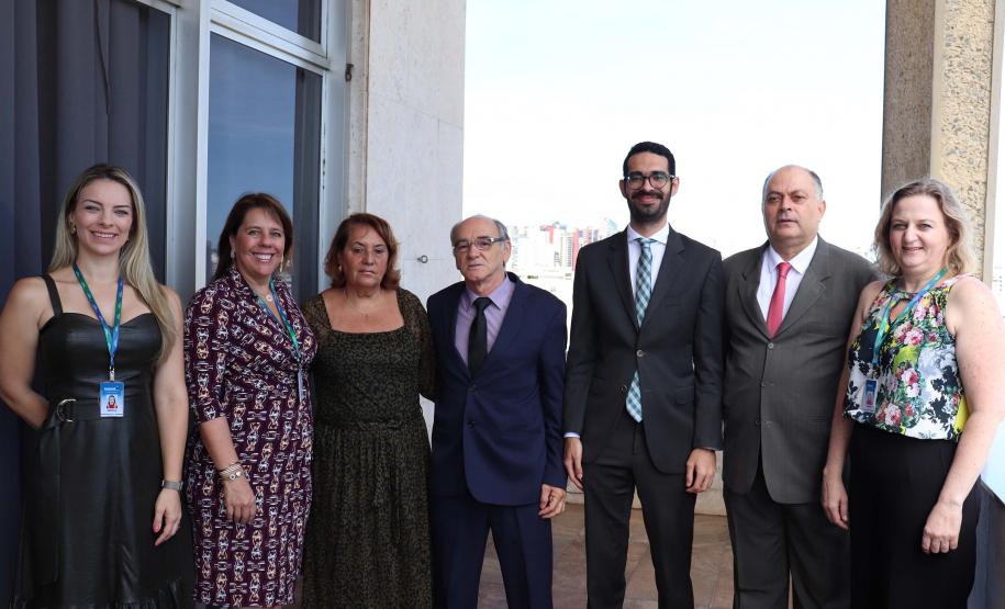 Referência em contas públicas, servidora paranaense recebe medalha de mérito