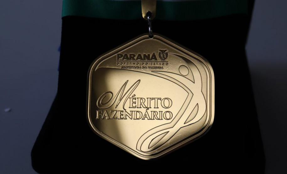 Referência em contas públicas, servidora paranaense recebe medalha de mérito
