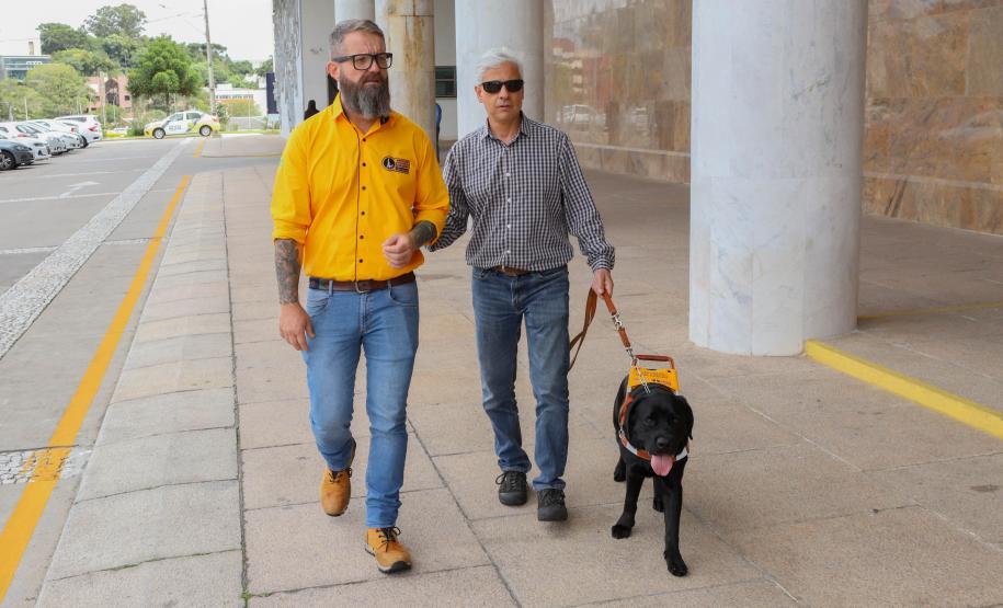 Conheça Rock e Roberto Leite, cão-guia e servidor cego que vão trabalhar no Governo do Paraná