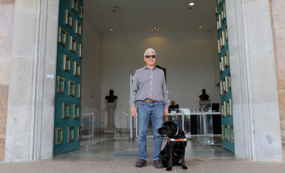 Conheça Rock e Roberto Leite, cão-guia e servidor cego que vão trabalhar no Governo do Paraná