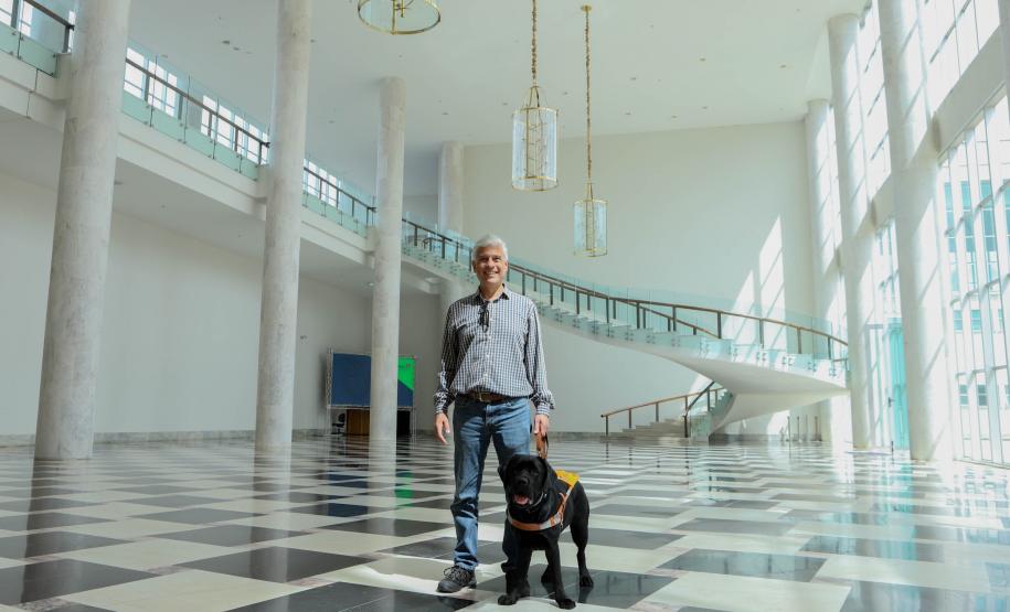 Conheça Rock e Roberto Leite, cão-guia e servidor cego que vão trabalhar no Governo do Paraná