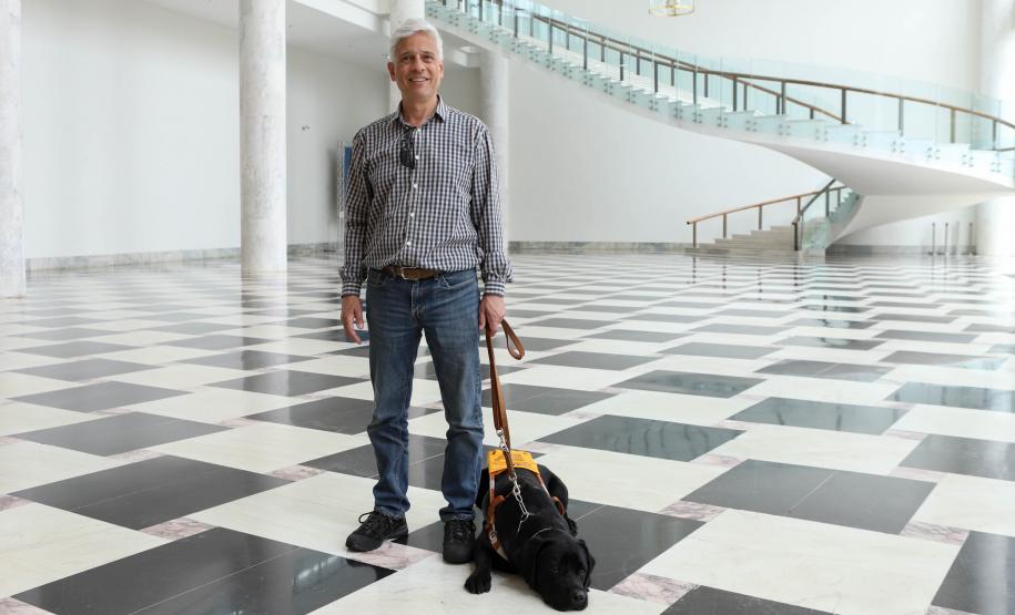 Conheça Rock e Roberto Leite, cão-guia e servidor cego que vão trabalhar no Governo do Paraná