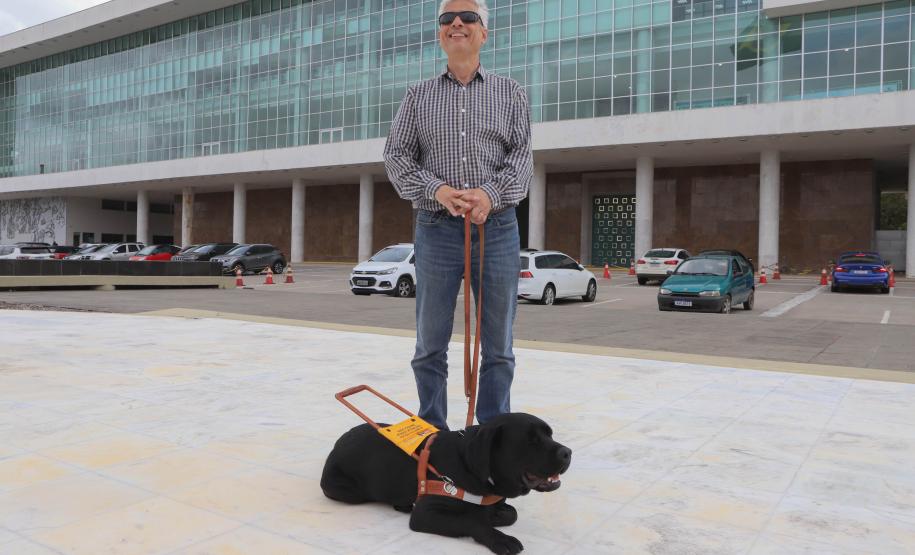Conheça Rock e Roberto Leite, cão-guia e servidor cego que vão trabalhar no Governo do Paraná