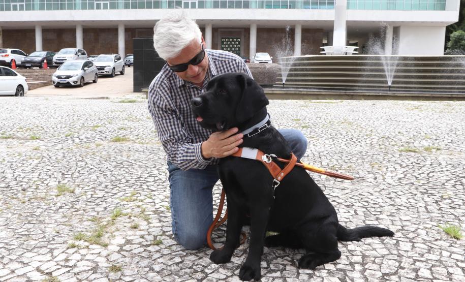 Conheça Rock e Roberto Leite, cão-guia e servidor cego que vão trabalhar no Governo do Paraná