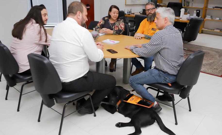 Conheça Rock e Roberto Leite, cão-guia e servidor cego que vão trabalhar no Governo do Paraná
