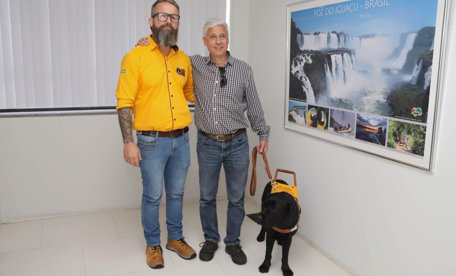 Conheça Rock e Roberto Leite, cão-guia e servidor cego que vão trabalhar no Governo do Paraná