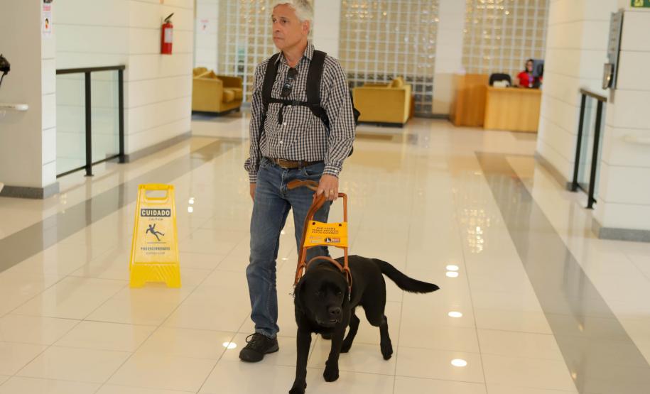 Conheça Rock e Roberto Leite, cão-guia e servidor cego que vão trabalhar no Governo do Paraná