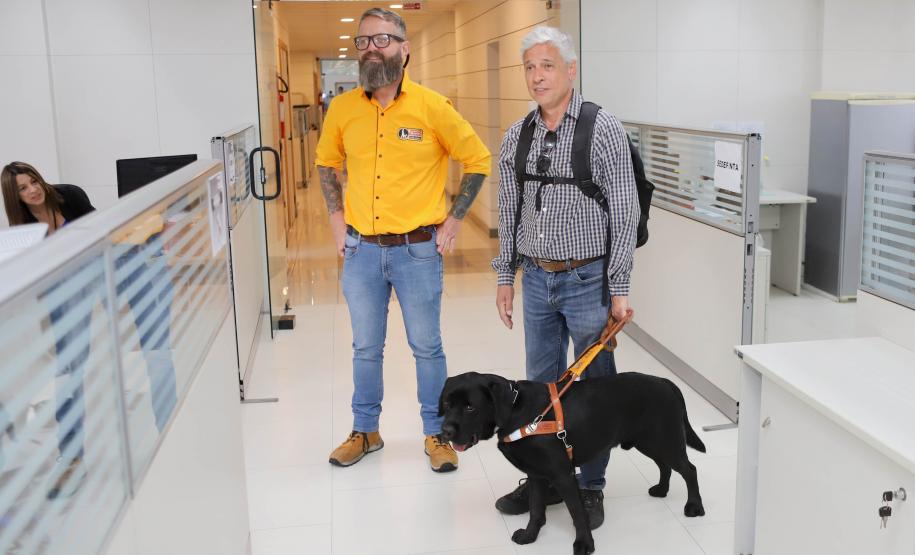 Conheça Rock e Roberto Leite, cão-guia e servidor cego que vão trabalhar no Governo do Paraná