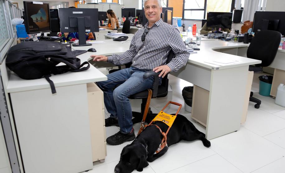 Conheça Rock e Roberto Leite, cão-guia e servidor cego que vão trabalhar no Governo do Paraná
