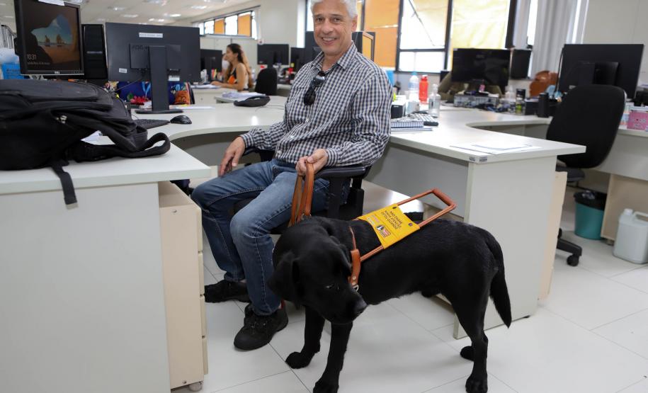 Conheça Rock e Roberto Leite, cão-guia e servidor cego que vão trabalhar no Governo do Paraná