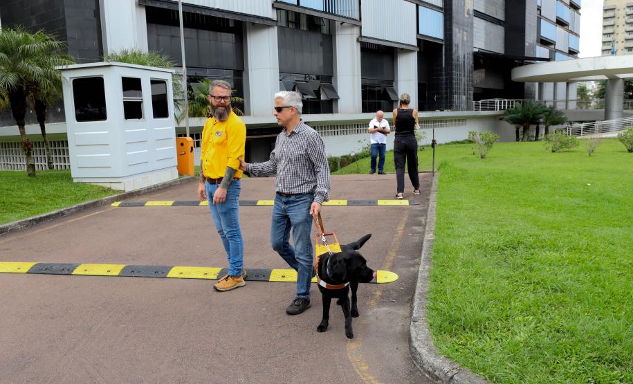 Conheça Rock e Roberto Leite, cão-guia e servidor cego que vão trabalhar no Governo do Paraná