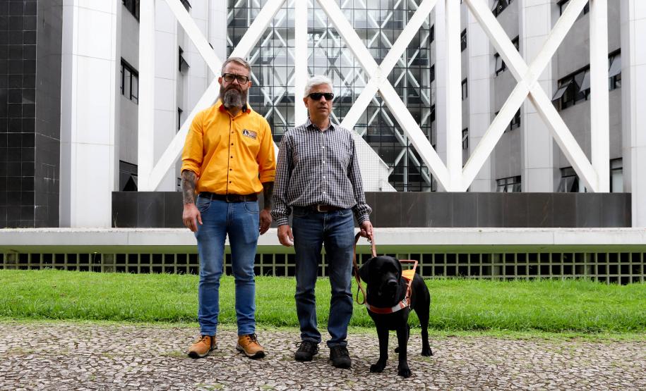 Conheça Rock e Roberto Leite, cão-guia e servidor cego que vão trabalhar no Governo do Paraná