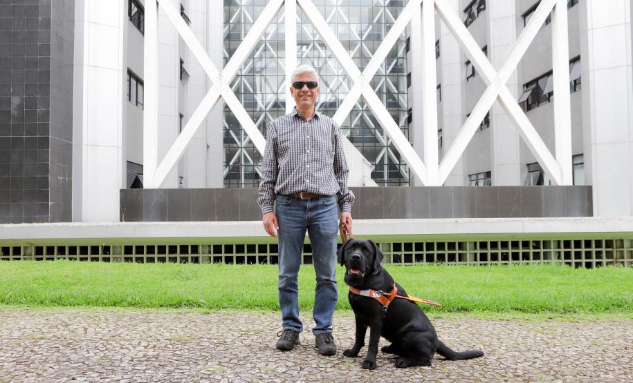 Conheça Rock e Roberto Leite, cão-guia e servidor cego que vão trabalhar no Governo do Paraná