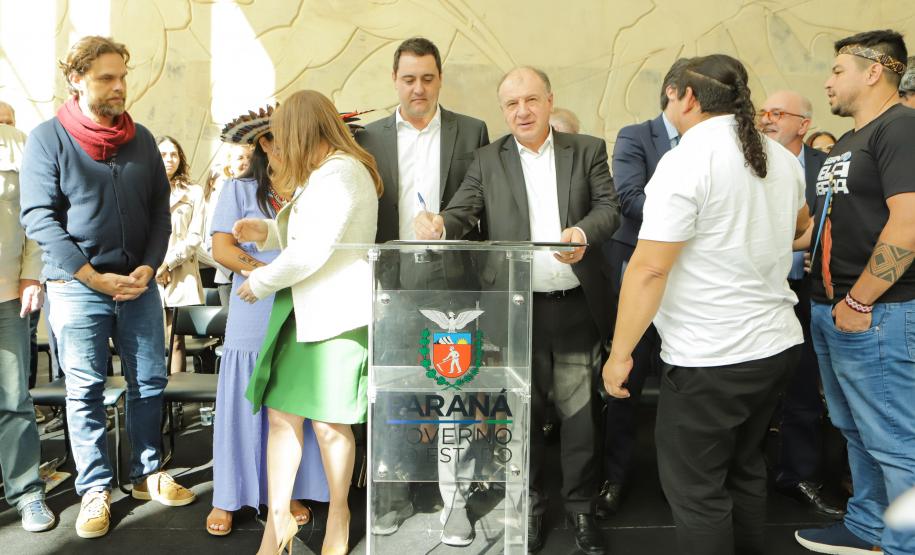 Governador sanciona lei que cria o Conselho dos Povos Indígenas do Paraná