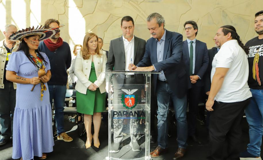 Governador sanciona lei que cria o Conselho dos Povos Indígenas do Paraná