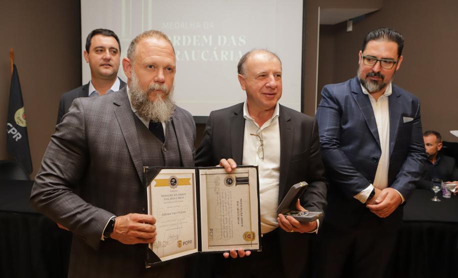 Governador comemora avanços na segurança pública em entrega de homenagens da Polícia Civil