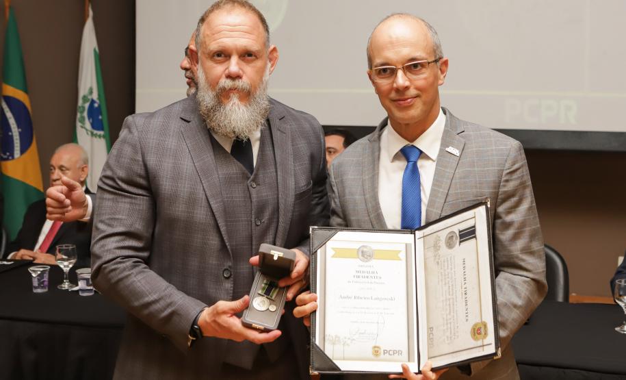 Governador comemora avanços na segurança pública em entrega de homenagens da Polícia Civil