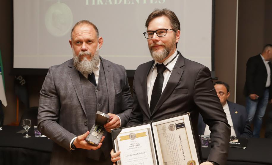 Governador comemora avanços na segurança pública em entrega de homenagens da Polícia Civil